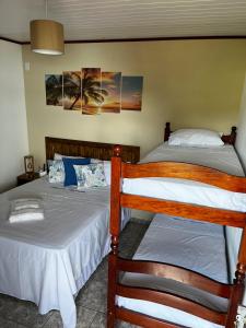 阿拉夏奇巴海滩Luar de Araçatiba Suítes的一间卧室配有两张双层床。