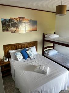 阿拉夏奇巴海滩Luar de Araçatiba Suítes的带两张双层床的客房中的两张床