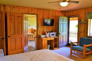 SalmonTwin Peaks Guest Ranch的一间卧室配有一张床和一张带微波炉的书桌