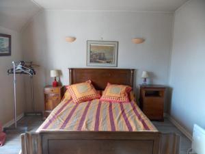 库埃斯农河畔罗科尔法兰克森赫努迪艾尔住宿加早餐旅馆的一间卧室配有一张带两个枕头的床