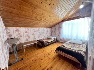 库巴Orchard的一间卧室设有两张床和木制天花板