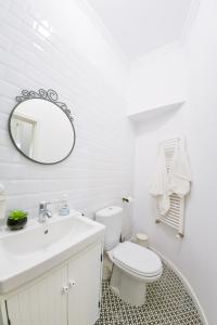 蒂米什瓦拉Victoria's Old Town Deluxe Apartment的白色的浴室设有卫生间和镜子