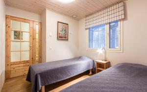 卡拉约基塔皮图帕公寓的一间卧室设有两张床和窗户。
