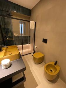 塔兰托Archimar House的浴室设有黄色卫生间和水槽。
