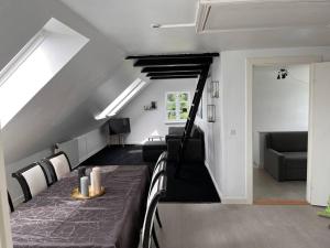 科灵Stor rummelig lejlighed med egen P-plads的一间带桌子的客厅和一间带沙发的房间
