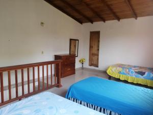 蒙塔尼塔Casa Bony的一间卧室设有两张床和一个木栏杆