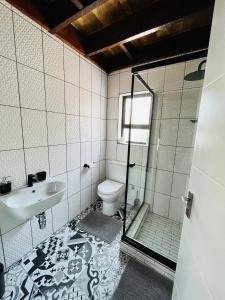 OshakatiKates Nest Guesthouse Oshakati的带淋浴、卫生间和盥洗盆的浴室