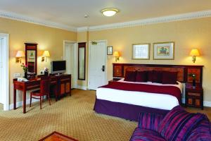 伦敦波特兰农庄酒店的酒店客房配有一张床、一张书桌和一台电脑