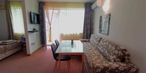 布尔加斯Seaview apartment - Clara Sarafovo - 100m to sea的客厅配有沙发和桌子