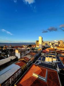 贝伦Apto com vista para Baía do Guajará的享有带屋顶和建筑的城市美景