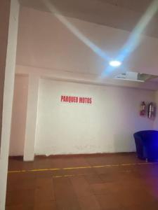 巴兰基亚Residencias Piscis的一间有白色墙壁的房间,上面有标志