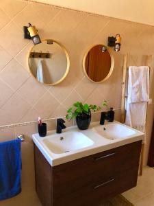 Valles de OrtegaTranquila casa rural en el centro de Fuerteventura的浴室设有两面镜子和盥洗盆