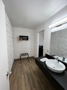 安纳海姆安纳海姆奥朗热6号酒店的浴室设有白色水槽和黑色台面
