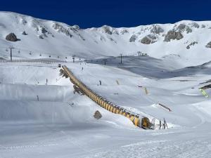 切拉诺Albergo "da Gigi"的雪覆盖的滑雪场,设有滑雪缆车
