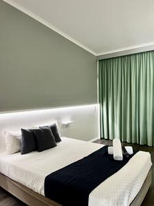 Banana香蕉酒店汽车旅馆 的一间卧室配有一张带绿帘的大床
