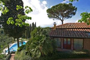 圣米尼亚托Borgo Bucciano的一座带游泳池的别墅,毗邻一个度假胜地