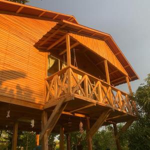 CamúEcovillalova的一座带木屋顶的大型木制房屋