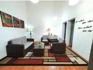 墨西哥城Hermosa Habitación con balcon cama mat y litera Polanco的带沙发和桌子的客厅