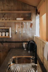 KoondrookKoondrook Glamping Retreat的厨房配有水槽和墙上的餐具