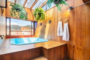 波哥大Habitaciones en un alojamiento -Anfitrion - Elias Di Caprio的一间带蓝色浴缸和窗户的浴室