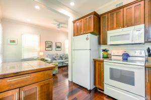 基韦斯特Palm Gardens的厨房配有木制橱柜和白色冰箱。