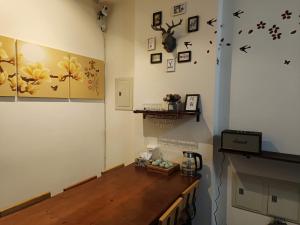 金宁乡湖下海景民宿的一间设有木桌和墙上照片的房间