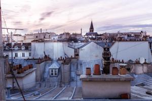 巴黎鲁尼沃圣日耳曼大酒店的从建筑屋顶上可欣赏到城市美景