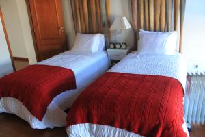 阿威罗萨博奥马尔查姆公寓的卧室内两张并排的床