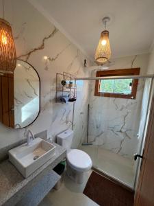 Costa DouradaRecanto Bela Vista II的一间带水槽、淋浴和卫生间的浴室