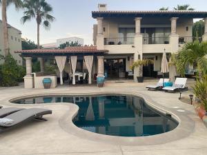 圣何塞德尔卡沃Villa Luxury La Jolla的房屋前有游泳池的房子