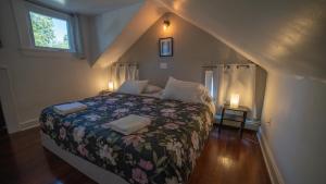 伊丽莎白GuestHouse的一间卧室配有一张带花卉棉被的床和窗户。