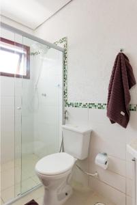 圣保罗Afras Maresias的一间带卫生间和玻璃淋浴间的浴室