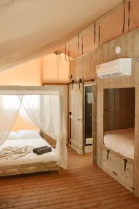 KoondrookKoondrook Glamping Retreat的一间卧室配有两张双层床。