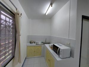 苏梅岛U53/37的带微波炉和水槽的小厨房