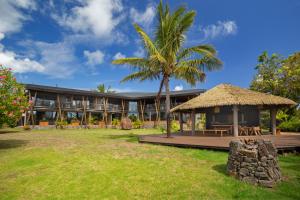 安加罗阿Hotel Ohana Rapa Nui的棕榈树和建筑的度假村