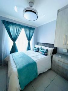比勒陀利亚Are you travelling to Pretoria?的一间卧室设有一张大床和一个窗户。