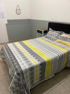 CumbicaHostel Lize的一张床上的被子