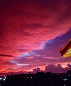 Bayubay SurVilla Lydia y Jose Heritage Hotel的红紫色天空的日落