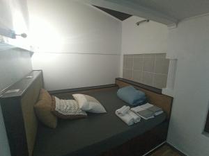 阿尔玛根Ginjals 67的小房间,地板上配有一张床和毛巾