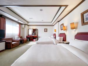 彰化市承携行旅-彰化中正馆的酒店客房设有两张床和电视。