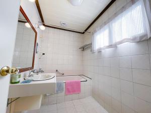 彰化市承携行旅-彰化中正馆的一间带水槽和镜子的浴室