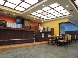 彰化市承携行旅-彰化中正馆的一间设有桌椅的等候室