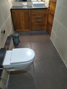 布巴内什瓦尔Forest View Residency Bhubaneswar的浴室配有白色卫生间和盥洗盆。