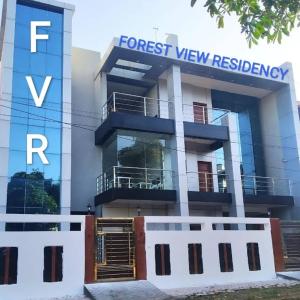 布巴内什瓦尔Forest View Residency Bhubaneswar的森林景观建筑