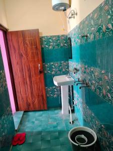 ChoptaPandava's Cafe & Stay的一间带水槽和木门的浴室