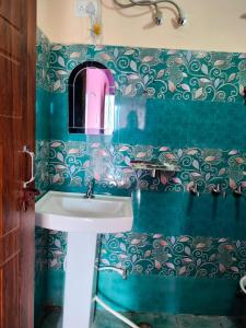 ChoptaPandava's Cafe & Stay的一间带水槽和绿色瓷砖墙的浴室