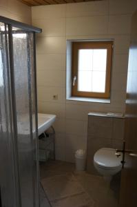 图克斯Erbhof Innertal的一间带卫生间、水槽和窗户的浴室