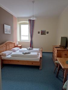 WeißenstadtGarni Hotel Post的一间卧室设有一张大床和一个窗户。