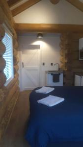 特威泽尔The Cabin的小木屋内带两张床的房间