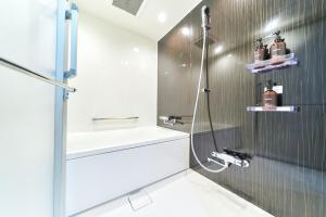 北九州Rakuten STAY Kokura Station Standard Triple Room的带淋浴和盥洗盆的浴室